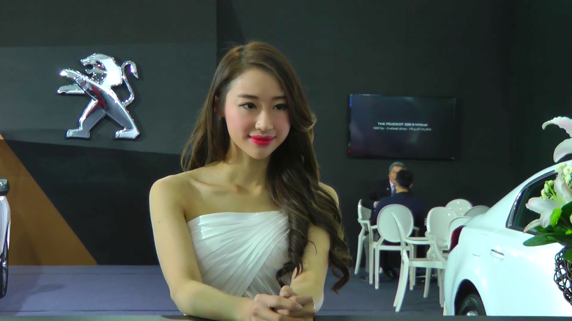 在车底发现美女车模一名,镜头给到美女身上,美女害羞了!