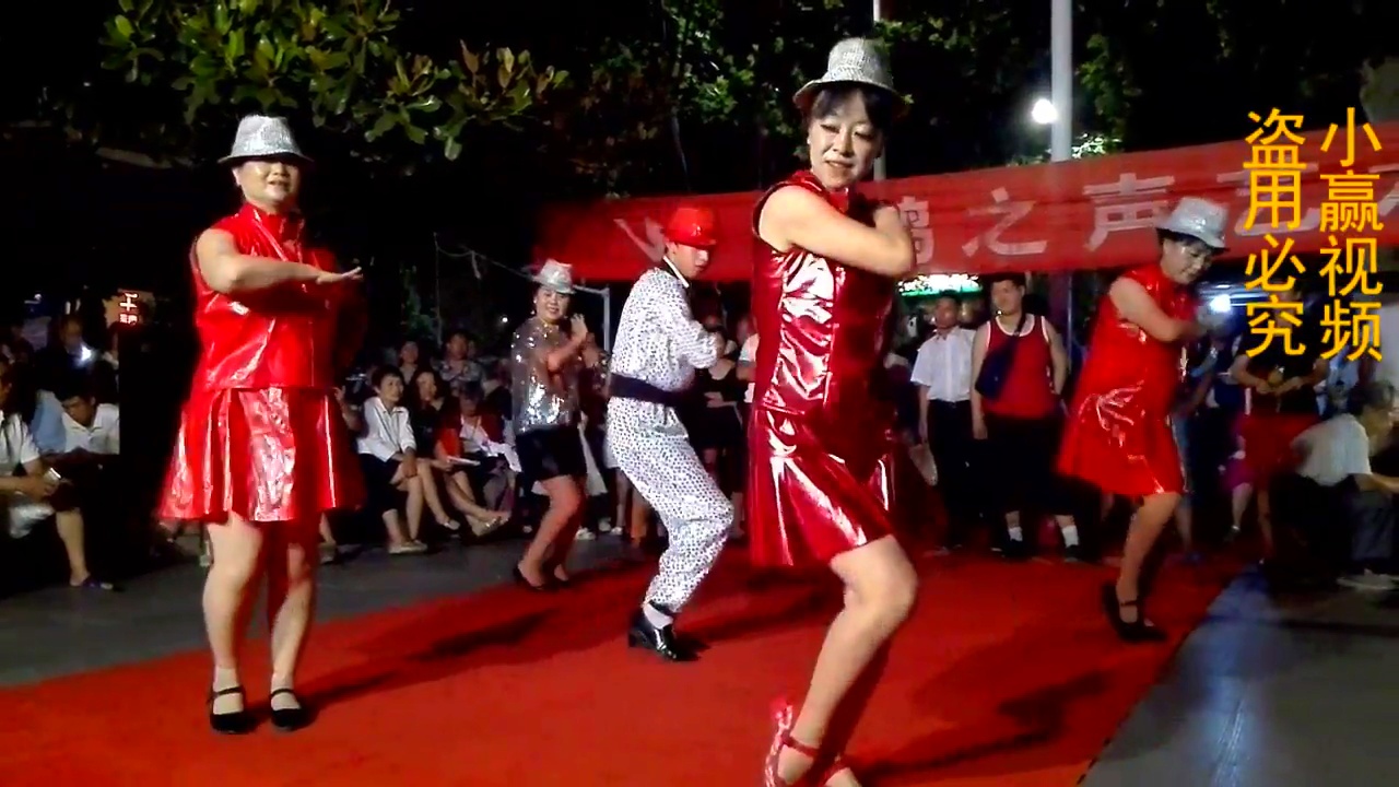 性感的大妈跳出动感的广场舞,观众大饱眼福!