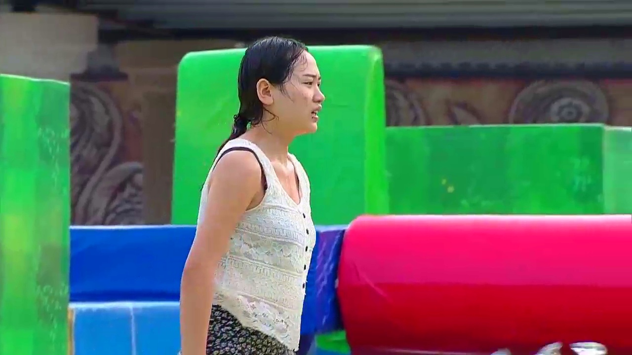 女大学生来闯关,平胸不是亮点,亮点是着装,这碎花小短裤没谁了!