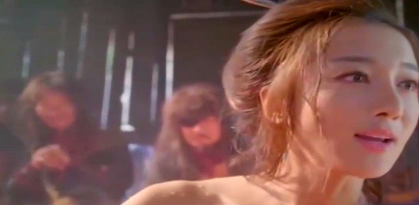 古代美女洗澡,在水里