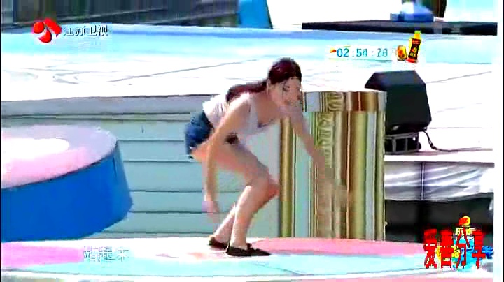 美女车模闯关挑战,亮点在胸前,好一双傲人的大白兔