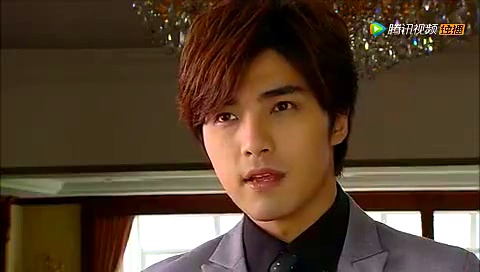 美女清洁工看到霸道总裁过来,假装晕倒在总裁怀里!