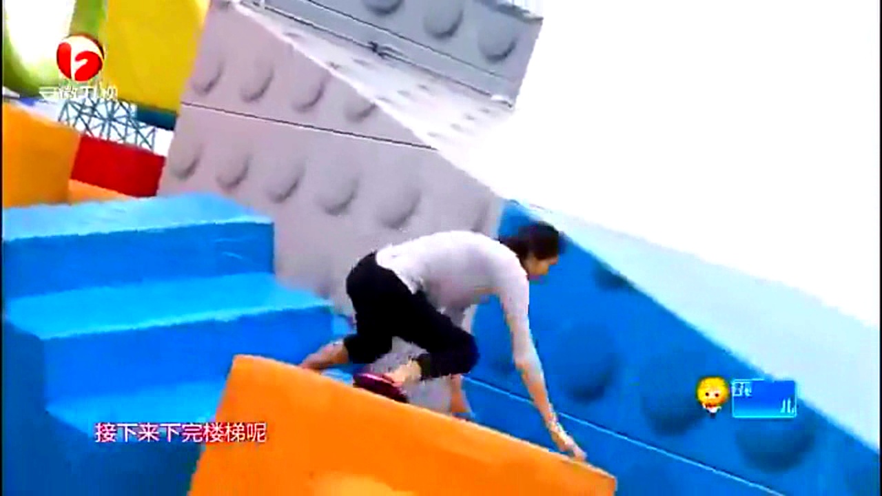 美女闯关大长腿还是很有好处的 能做一般人做不到的动作!