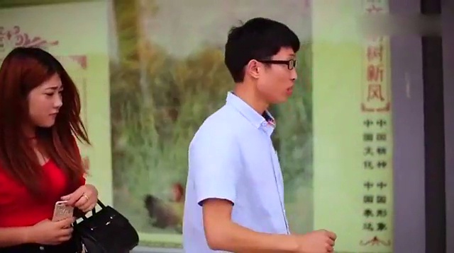 小伙在美女面前装晕倒,果然奸计得逞了