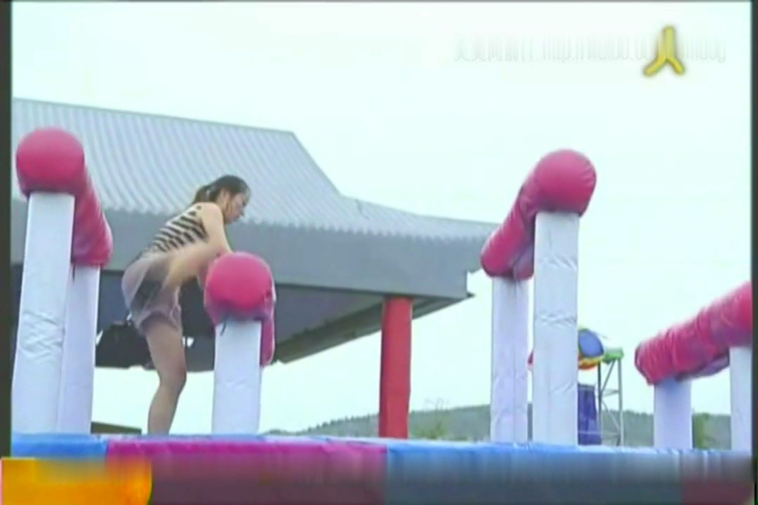 舞蹈系美女参加闯关游戏,落水的一瞬间美极了!