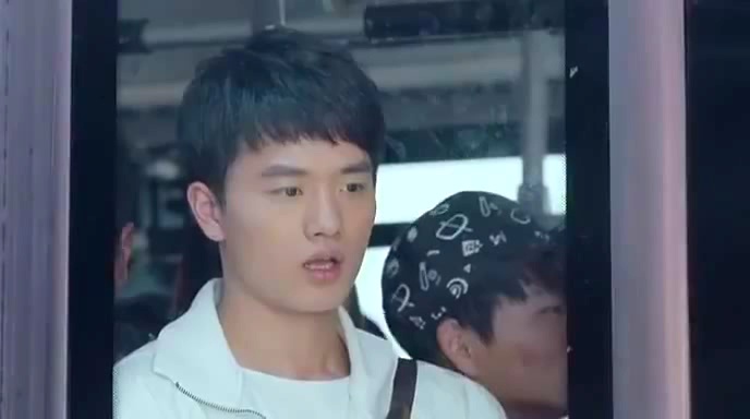 二货青年公交车上看美女用屁股对刷卡机,干这事?瞬间笑了!