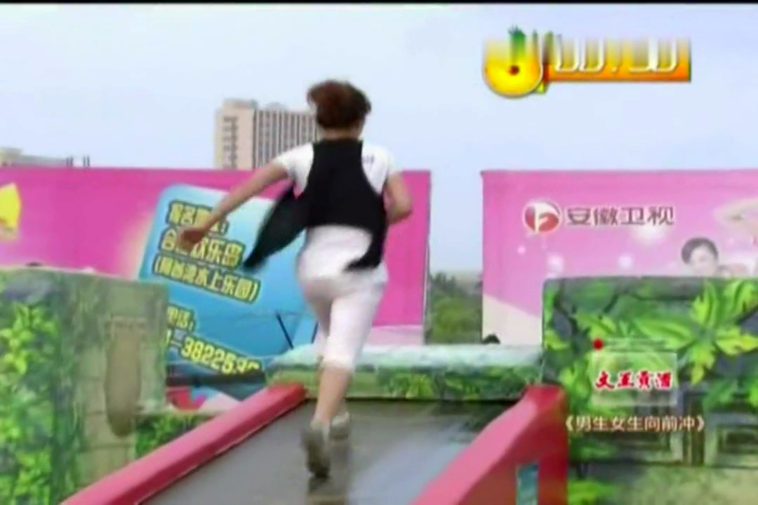 黑马甲美女来闯关,速度惊人可还是难逃落水的命运