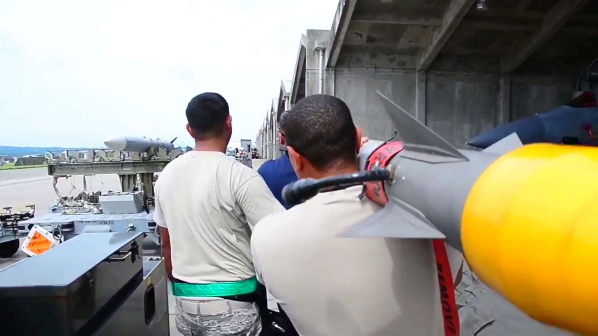 f15战斗机的座舱好通透啊,飞行员是迷路了吗