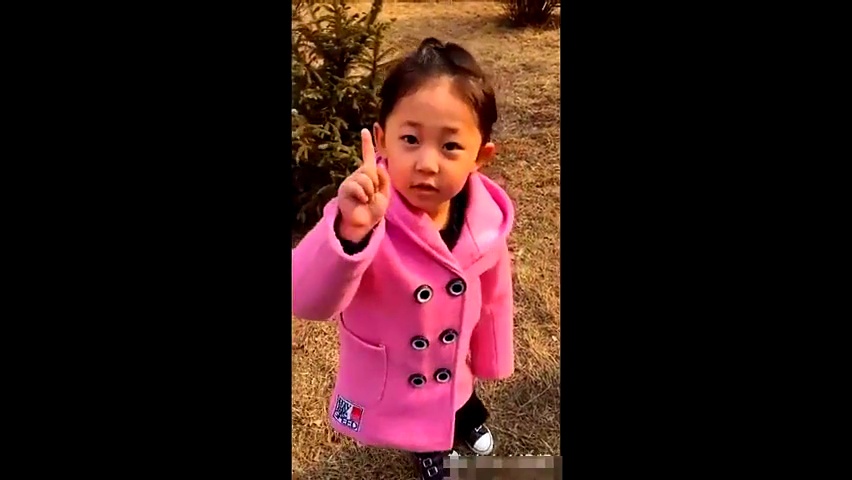 东北小女孩调侃她爹:爸爸你记性差,娶了媳妇忘了娘,快