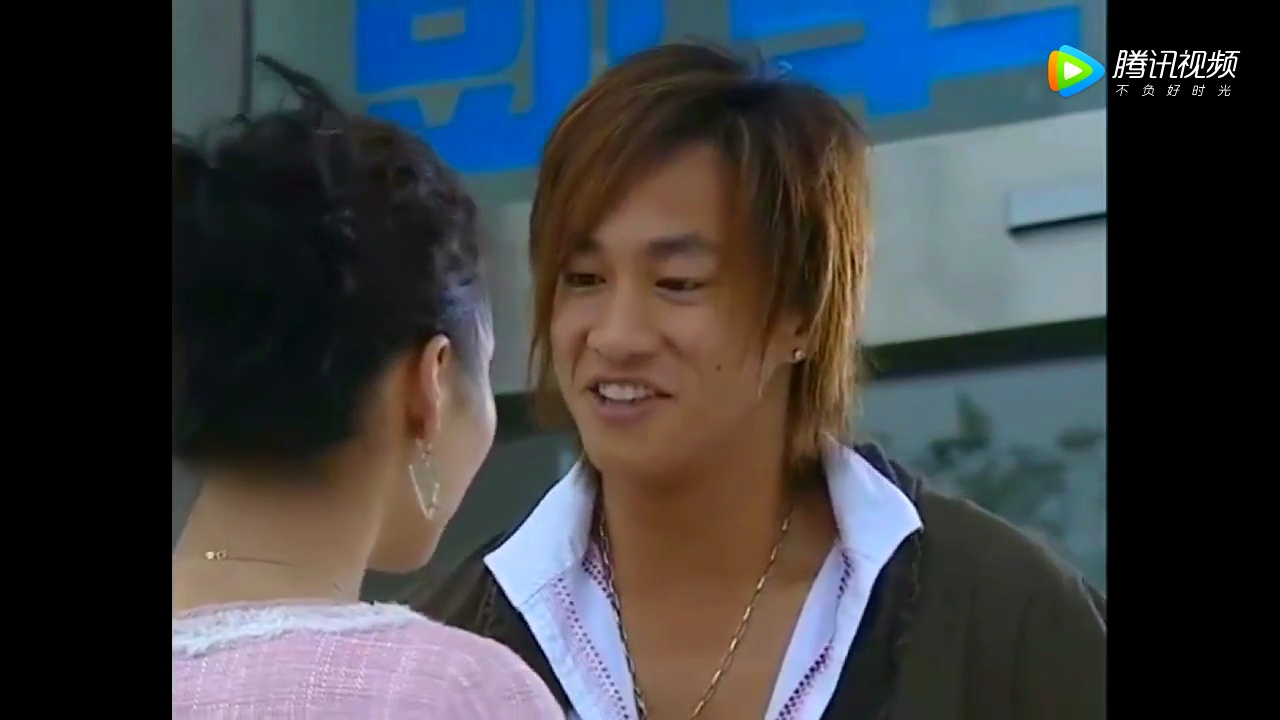 姐弟恋:小男生为了给美女姐姐温暖,在阳光明媚的中午