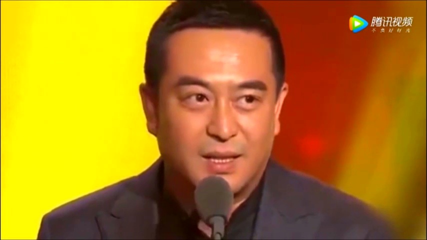 张嘉译全家近照曝光,二婚妻子素颜气质佳,不做影后做贤妻,女儿长相似
