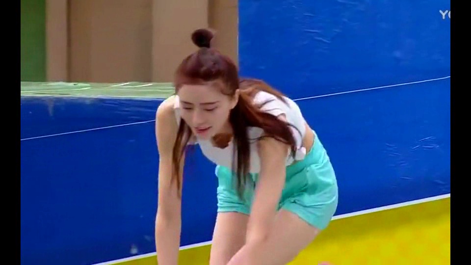 男生女生:大长腿美女来闯关,突然在这落水,这嘴巴磕的