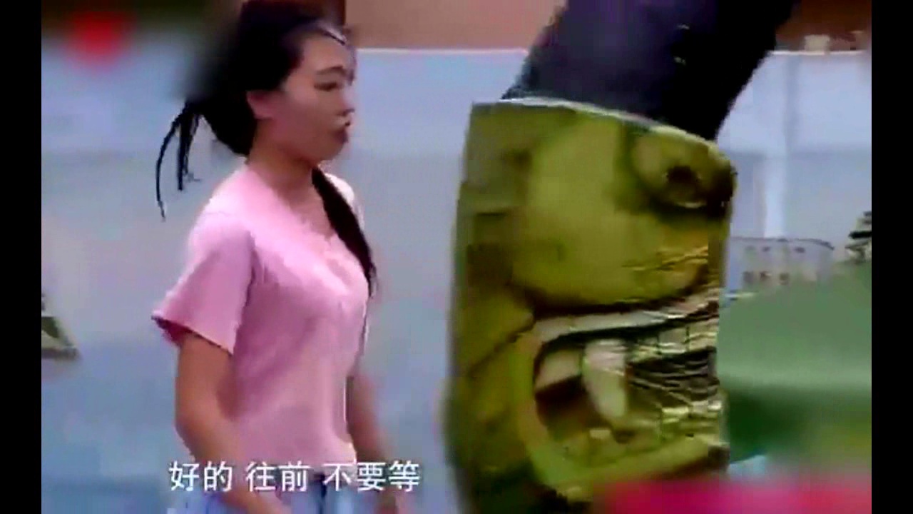 学体操的美女闯关,落水姿势都不一样,太尴尬了