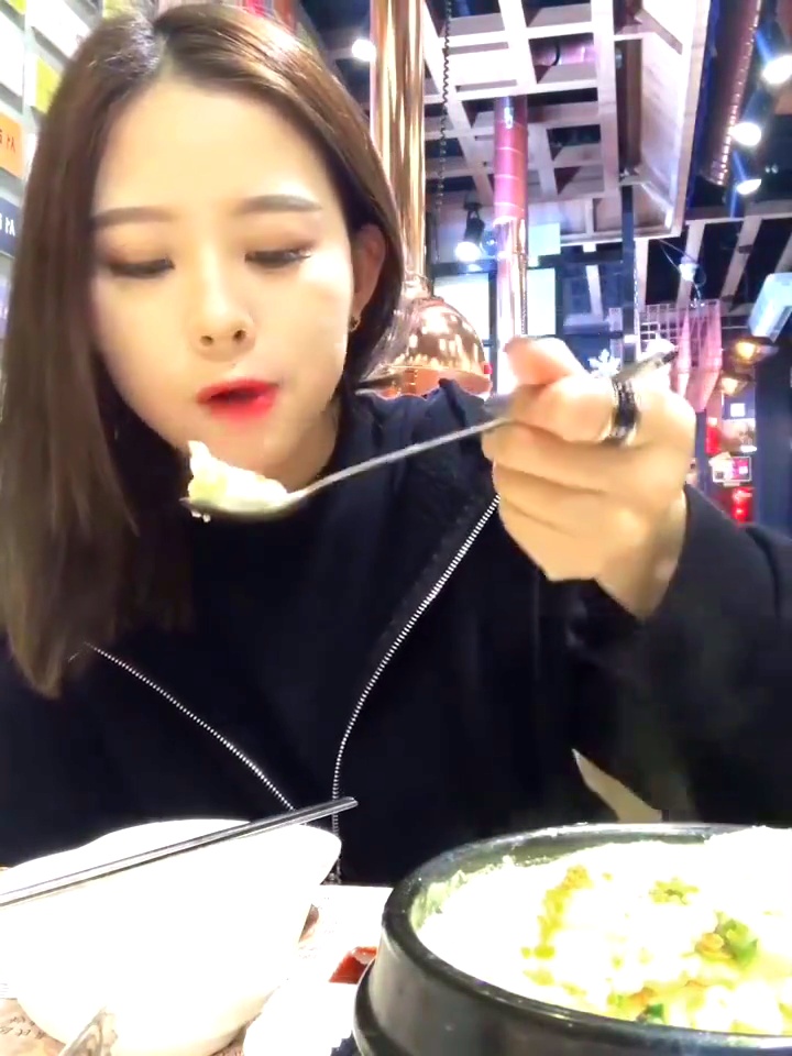 咋样吃饭不掉口红这也是一门技术,妹子很好的给我们诠释了